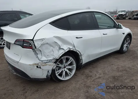 2022 Tesla Model Y Long Range Dual Motor All-Wheel Drive z USA, uszkodzony, nr VIN 7SAYGAEE9NF507600
